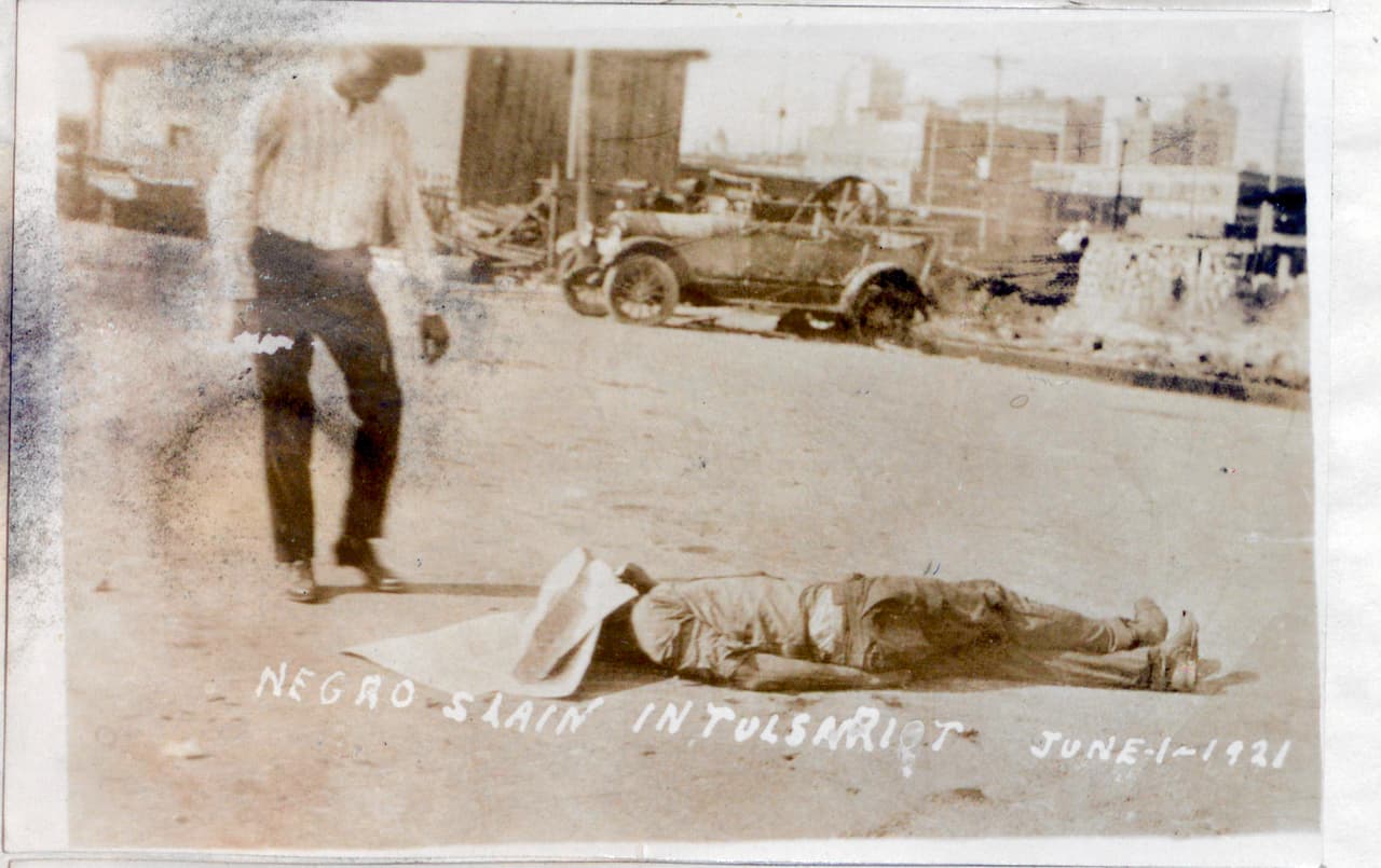 <b>Una víctima de la violencia en la calle.</b>
<br>
<br>Después del incidente violento en el juzgado donde se manejaba el caso del ascensorista, superados en número los afroamericanos de Tulsa se retiraron al distrito de Greenwood. A la mañana siguiente una multitud de hombres blancos comenzó los saqueos y quemas. La sucesión detallada de estos eventos pueden leerse en el informe de la 
<a href="https://www.tulsahistory.org/exhibit/1921-tulsa-race-massacre/"><u>Sociedad y Museo Histórico de Tulsa</u></a>.