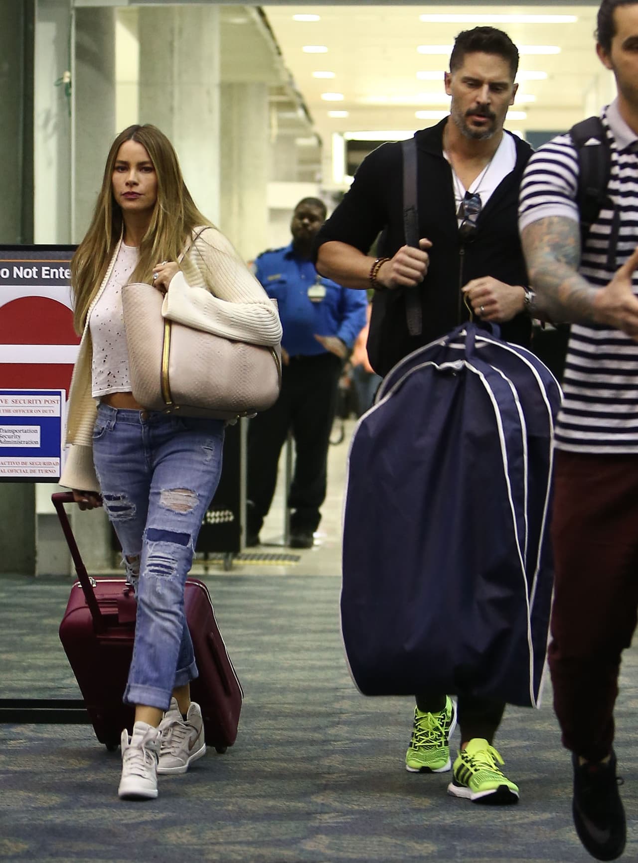 La parejita fue vista muy apurada en el aeropuerto de Miami.