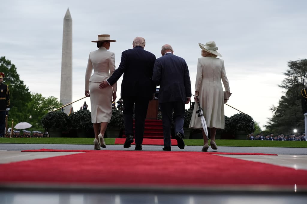 La visita de los reyes, organizada por el gobierno británico, tiene el propósito oficial de formar parte de 
<b><a href="https://www.univision.com/local/orlando-wven/10-estados-lanzan-placas-250-anos-eeuu-cuanto-cuestan-donde-pedirlas" target="_blank">la celebración del aniversario 250 de la independencia de Estados Unidos</a></b>. 
<br>La misión del rey Carlos III y la reina Camila sería reforzar los lazos con el Reino Unido, afectados por la tensa discusión sobre la falta de apoyo a la 
<b><a href="https://www.univision.com/noticias/se-acabaran-las-tensiones-en-el-estrecho-de-ormuz-iran-pone-esta-condicion-a-eeuu-video" target="_blank">guerra contra Irán</a></b>.