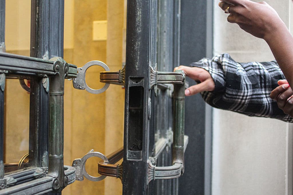 Los manifestantes irrumpieron en la Biblioteca Butler el miércoles por la tarde, sobrepasando al personal de seguridad y tomando control de una sala de lectura.