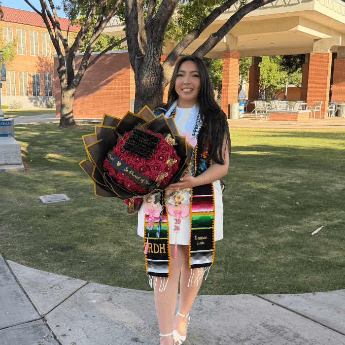 "Graduada de 
<b>Phoenix College Dental Hygiene</b>". La foto es de Denisse León.
