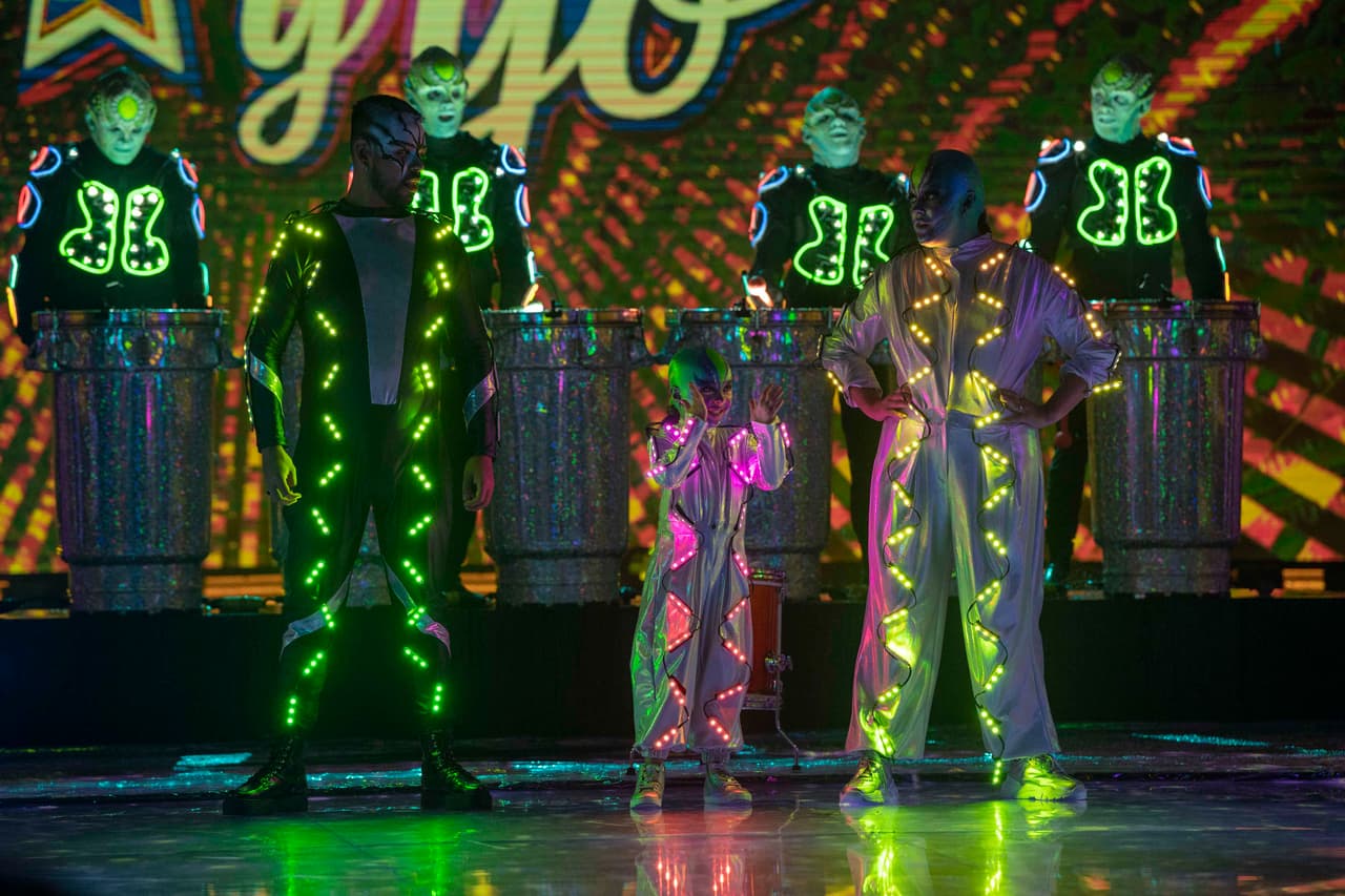 La pareja de amigas no estuvo sola, ya que los chicos de Glowman Show acudieron para ser su aliados.