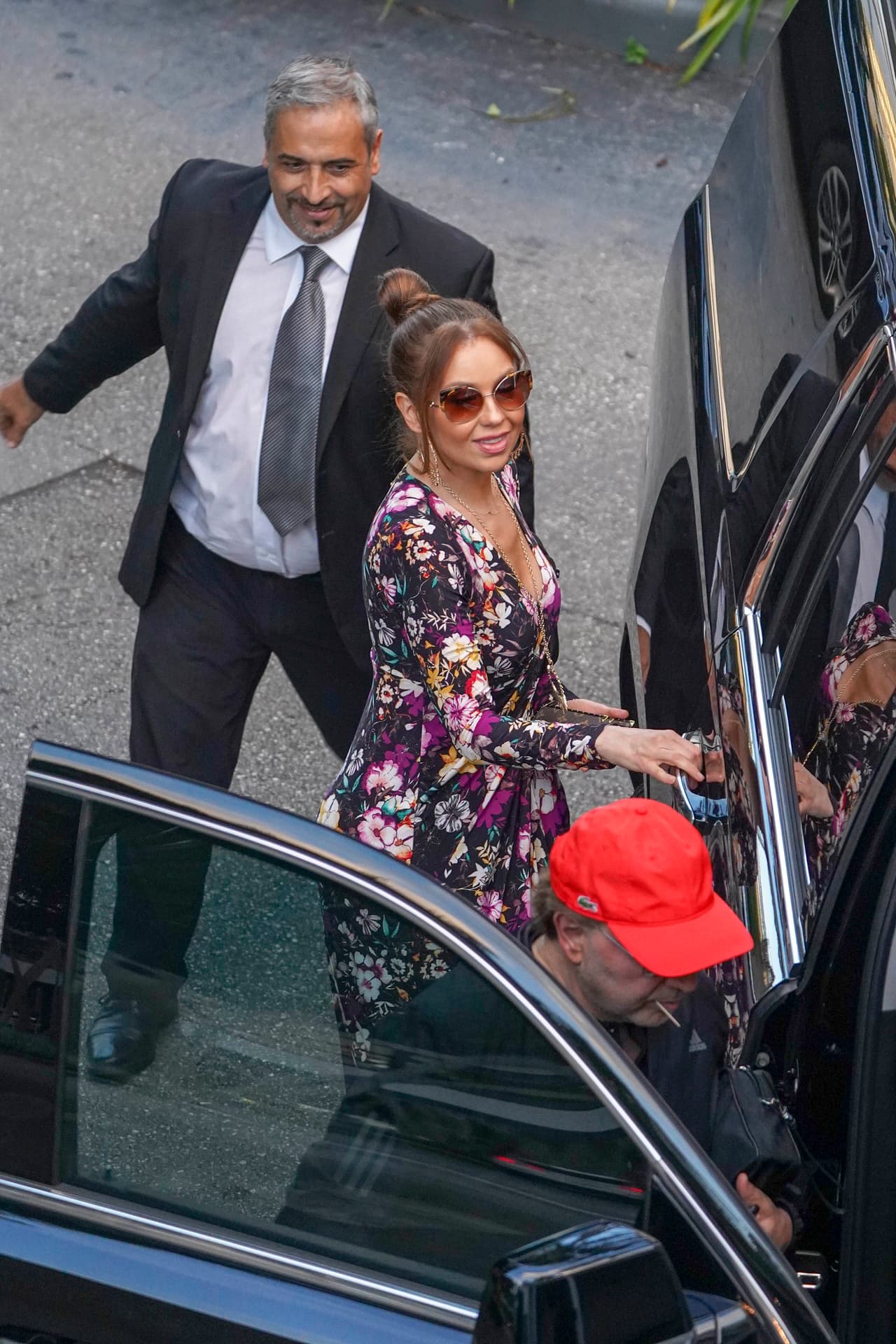 El fotógrafo logró captar el momento en que la cantante mexicana y su esposo abordaron su camioneta para irse del lugar.