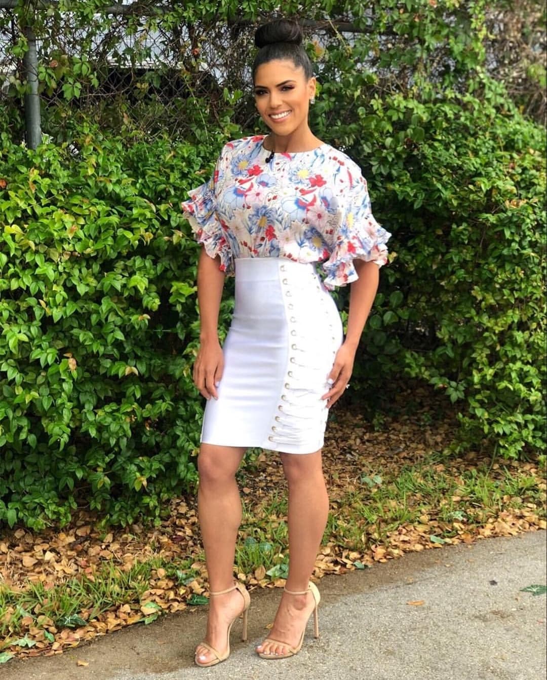 Con un ‘outfit’ más dulce, Francisca Lachapel enamoró a sus fans de Instagram. Una blusa estampada con volantes en las mangas se llevó los aplausos de los internautas. La falda a la cintura y los tacones en color nude le dan un aire sofisticado a la conductora dominicana.
<br>