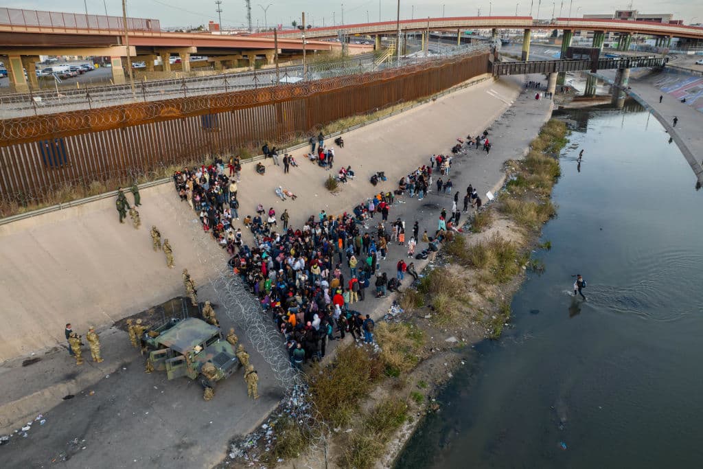Mientras, cientos de migrantes permanecían en fila en Juárez, con la esperanza de que se levantaran las restricciones y se les dejara pasar. Otros dormían a lo largo de los terraplenes de cemento del Río Bravo. Un refugio cercano alcanzó su capacidad el martes por la noche y muchos migrantes se quedaron varados a la intemperie, expuestos a bajas temperaturas.