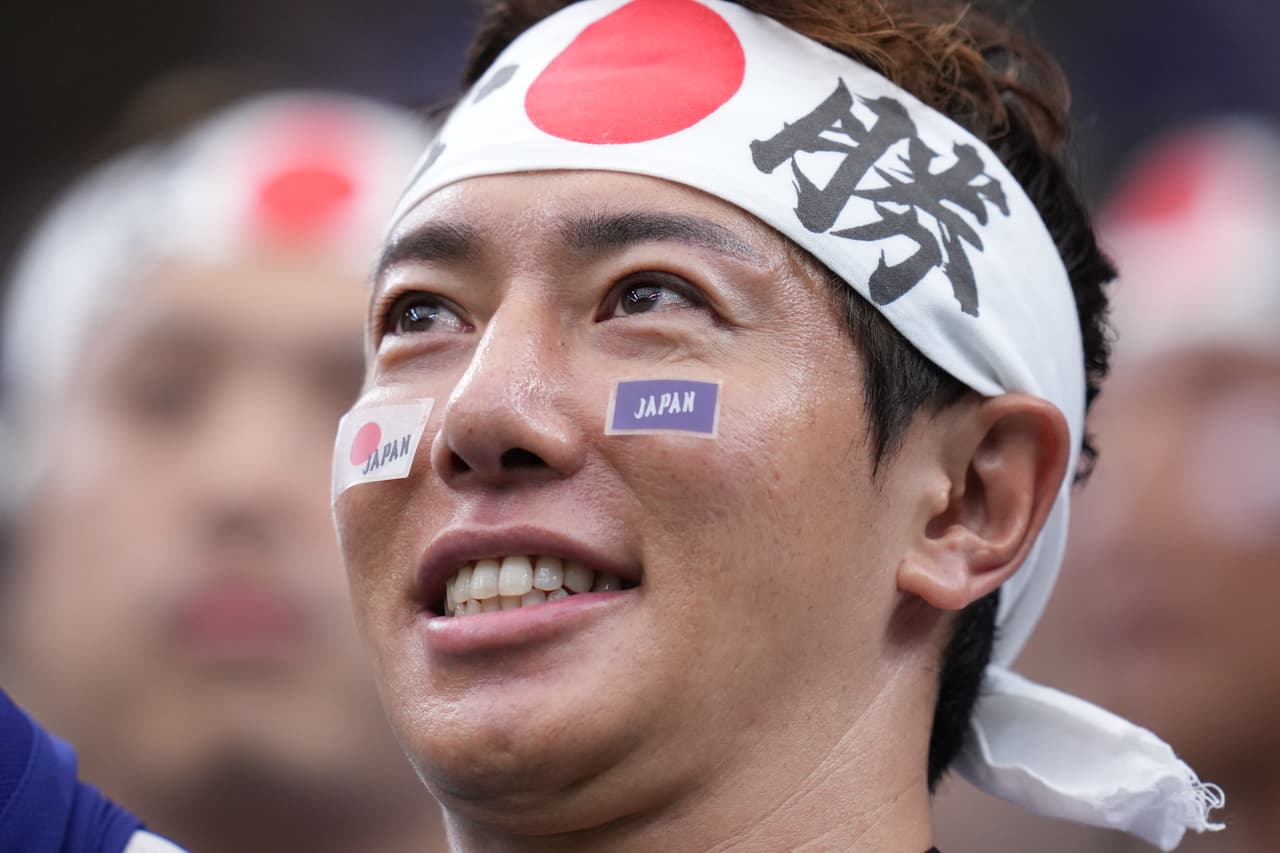Aficionados japoneses se preparan para el partido de dieciseisavos de final del Mundial de fútbol entre Brasil y Japón en Houston, el lunes 29 de junio de 2026.
