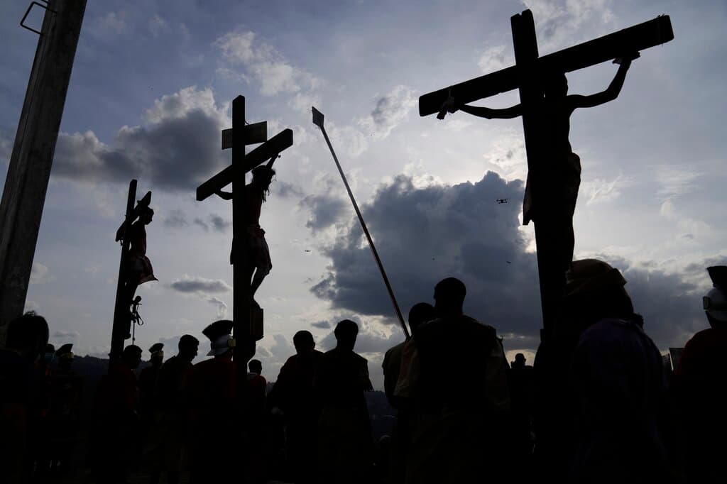 2 controversias sobre las celebraciones del Viernes Santo, la conmemoración cristiana de la muerte de Jesús