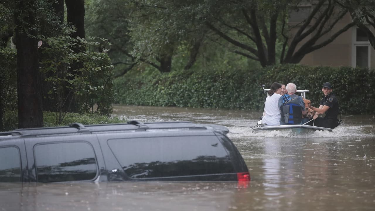 <b>8. Comienza a secar tu vehículo tu mismo</b>: No hace falta ser un mecánico especializado para secar el interior de un vehículo inundado. Abre puertas y ventanas, utiliza productos deshumidificantes y usa generosamente rollos de toallas absorbentes. 
<br>
<br>El interior de un auto inundado es un ambiente ideal para el crecimiento de moho, lo que puede causar malos olores y en algunos casos hasta daños e infecciones pulmonares.
