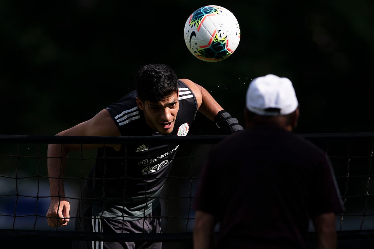 Integrantes y cuerpo técnico de la Selección Mexicana de fútbol no perdieron el tiempo y luego de su llegada a la ciudad de Chicago, se pusieron a entrenar en las instalaciones de la Universidad de Illinois. El entrenador Gerardo 'Tata' Martino dirigió la práctica para iniciar con la preparación en ruta al importante duelo por la Final de la Copa Oro ante Estados Unidos.