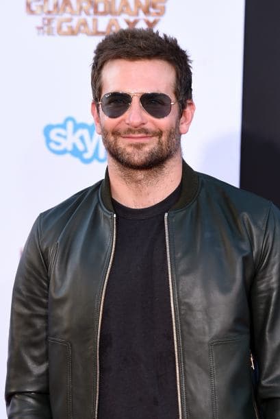 Una barba descuidada sin arreglos puede dar aire bohemio como la de Bradley Cooper.
