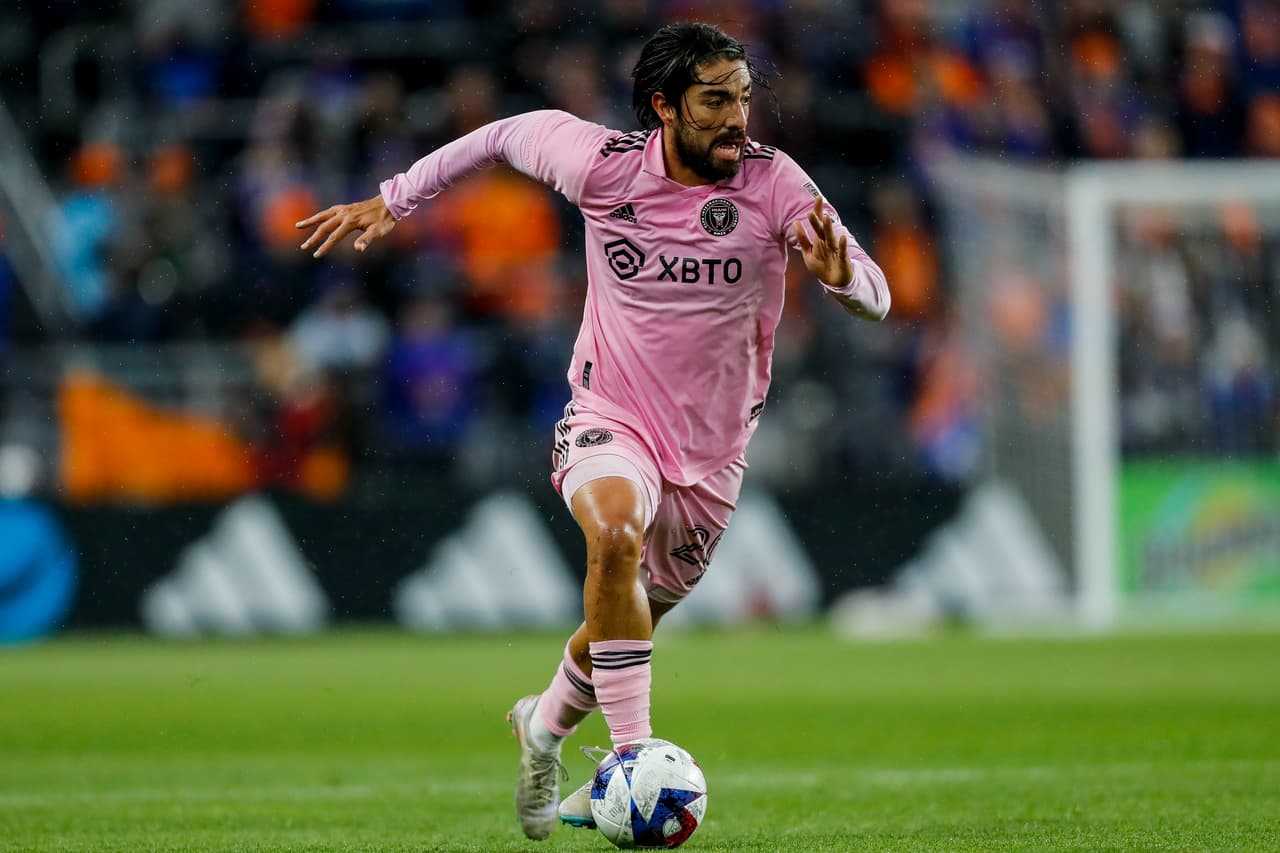 <b>RODOLFO PIZARRO - Mediocampista</b>
<br>Pese a haber sido una de las incorporaciones más caras en la historia de la MLS, Pizarro no siempre ha estado a las alturas de las expectativas que Inter Miami tuvo en la temporada 2020, su año de expansión. El mexicano es Jugador Franquicia de Inter Miami, y pasó la temporada pasada en el Monterrey de la Liga MX. Cuenta con 7 goles y 13 asistencias en 55 partidos.