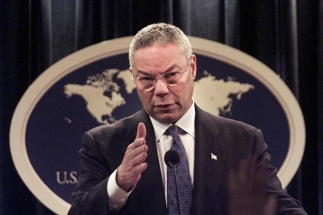 <b>COLIN POWELL</b>
<br>
<br>
<b>ENTONCES:</b> Antiguo jefe del Estado Mayor Conjunto, Powell fue confirmado por unanimidad como secretario de Estado en 2001. Llegó a presentar un argumento convincente ante las Naciones Unidas para la acción militar contra Irak, afirmando que Saddam Hussein estaba construyendo armas de destrucción masiva. La guerra se llevó a cabo, Saddam fue derrocado y asesinado, Irak fue desestabilizado; no se encontraron tales armas.