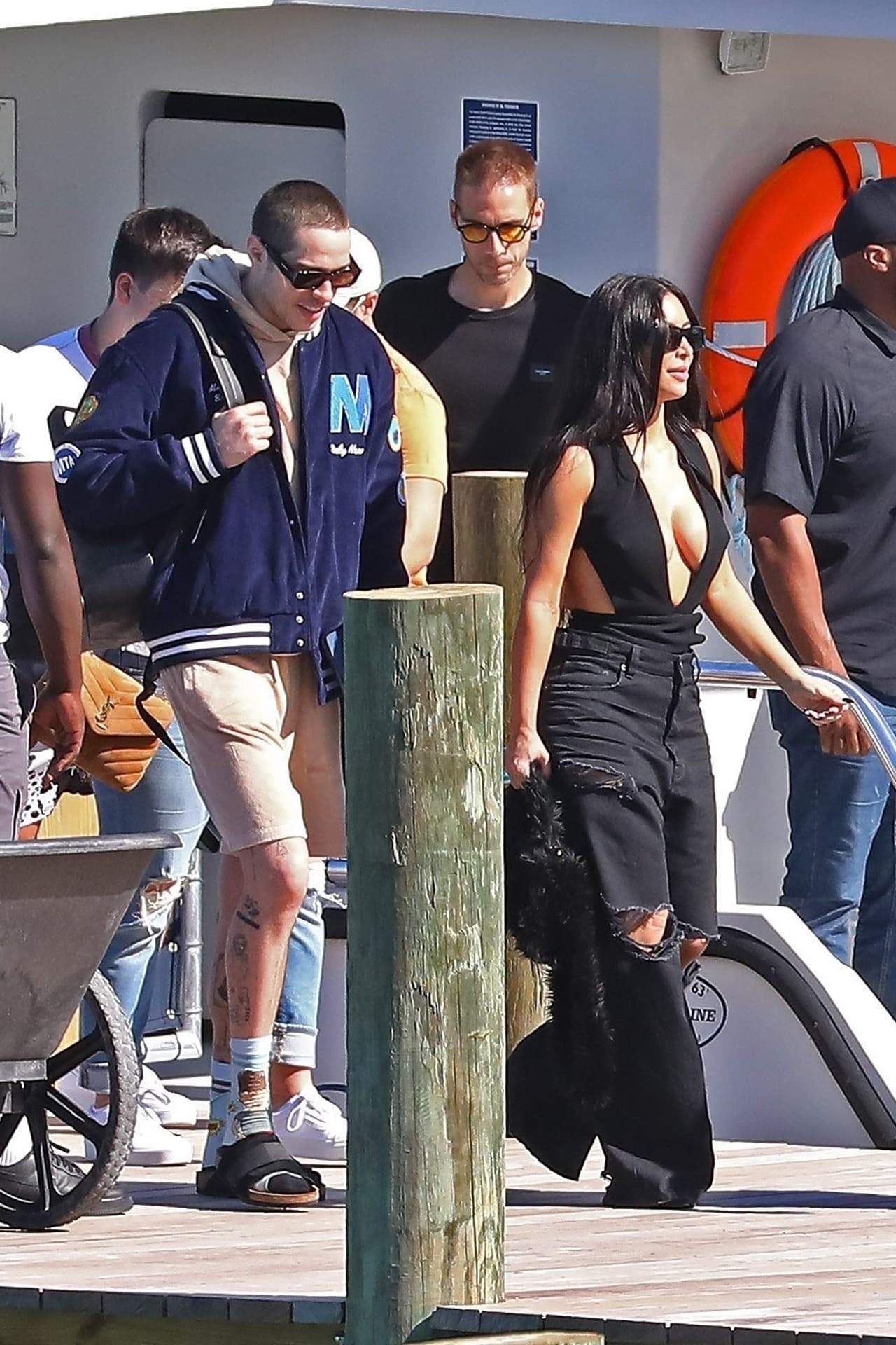 A pesar de que Pete vive en Nueva York y Kim en Los Ángeles, ellos han salido varias veces y el 2022 lo comenzaron con unas unas 
<a href="https://www.univision.com/famosos/kim-kardashian-pete-davidson-vacaciones-bahamas-bikini-marca-mexicana-fotos">cortas vacaciones en Las Bahamas. </a>
<br>
<br>“Ellos están trabajando en la distancia y tienen planes de seguir viéndose”, dijo una fuente anónima a E!
<br>