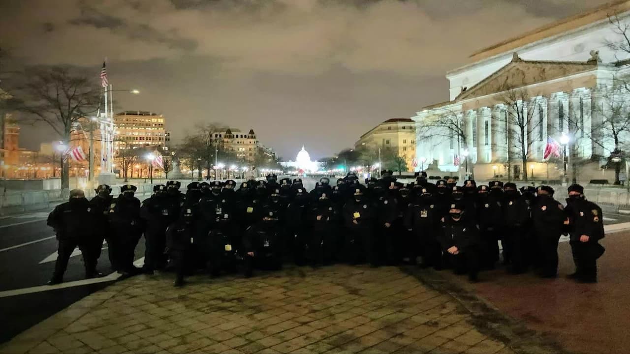 Policías de Miami Beach refuerzan la seguridad  en Washington durante la toma de posesión de Biden