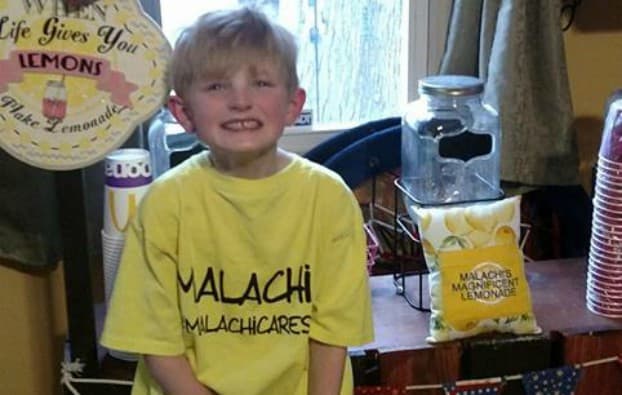 Niño de 6 años recauda $6,985 vendiendo limonada y chocolate caliente y los dona a familia de policía asesinado 