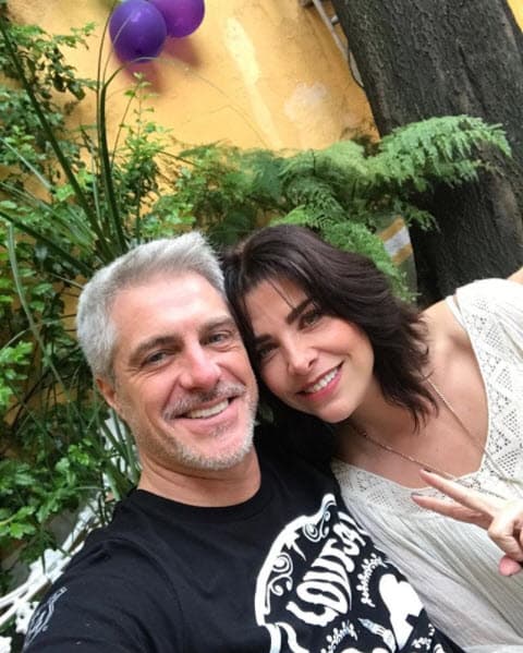 Afortunadamente tuvieron un final feliz, ya que existe mucho cariño entre ellos y se han convertido en buenos amigos: "Con la madre de mi hija aquí nomás, aquí y ahora @lisset_oficial te quiero mamá", escribió el actor en Instagram al lado de esta fotografía.