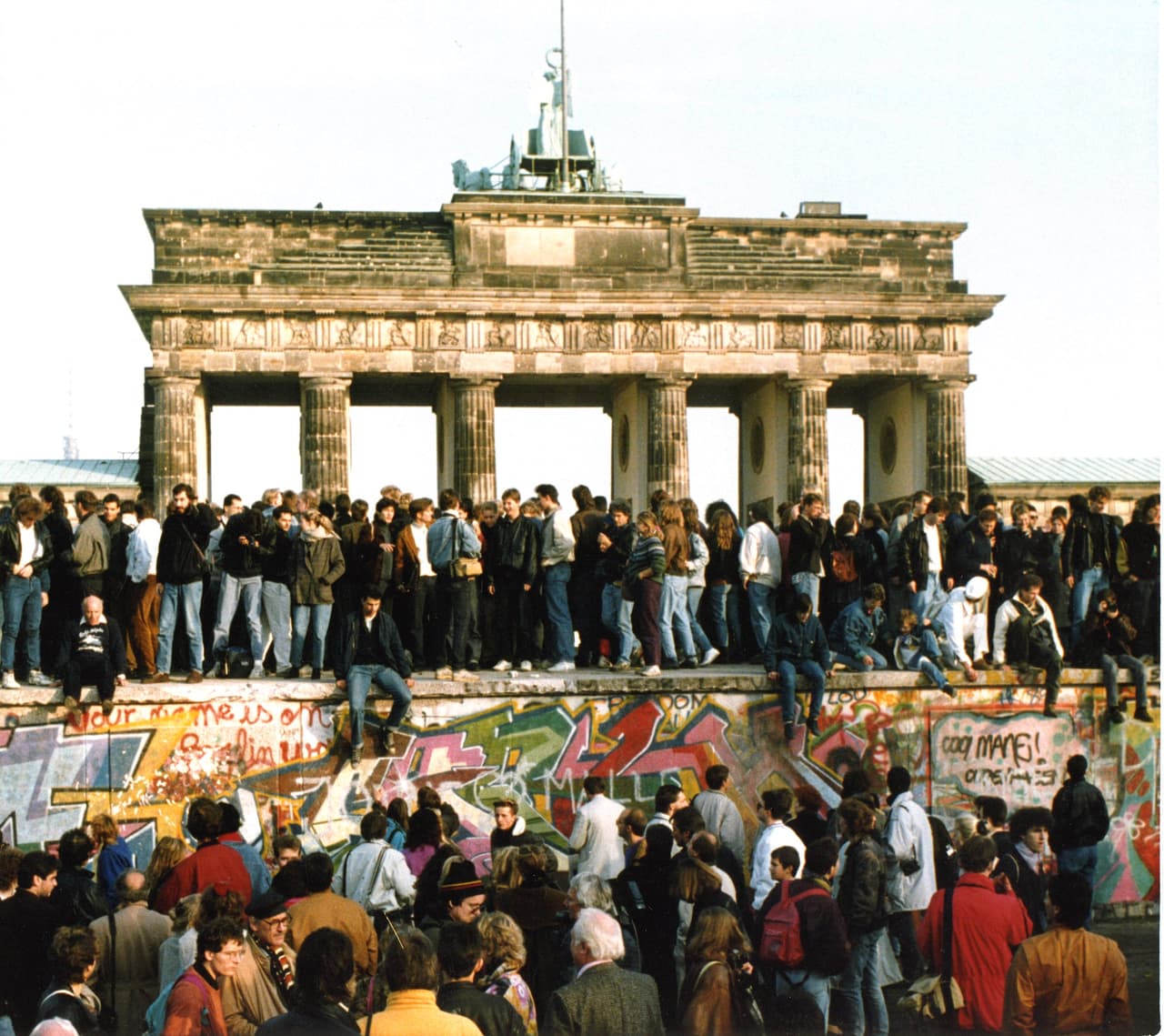 El 9 de noviembre de 1989 cayó el muro de Berlín. Dos años después del discurso de Reagan. Ese día los habitantes de la ciudad subieron sobre la muralla y comenzaron a destruirla. Los pedazos de pared se convertirían en símbolo de la reunificación alemana.