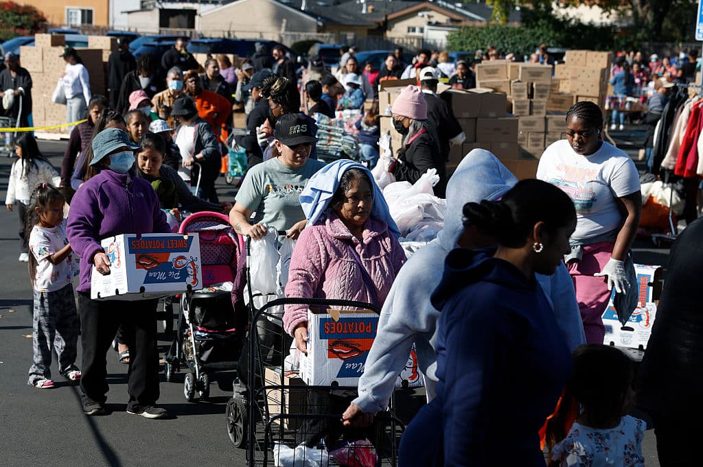 En las filas por alimentos gratis había personas de distintos orígenes, en necesidad de auxilio ante la incertidumbre económica que los arropa.