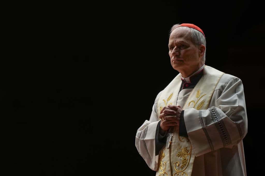 El cardenal Robert Francis Prevost dirigiendo una oración del rosario por la salud del papa Francisco el 3 de marzo de 2025, en el Vaticano.