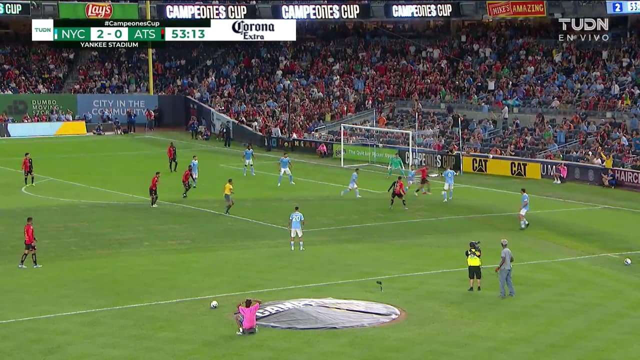 ¡TIRO ATAJADO! disparo por Julián Quiñones.