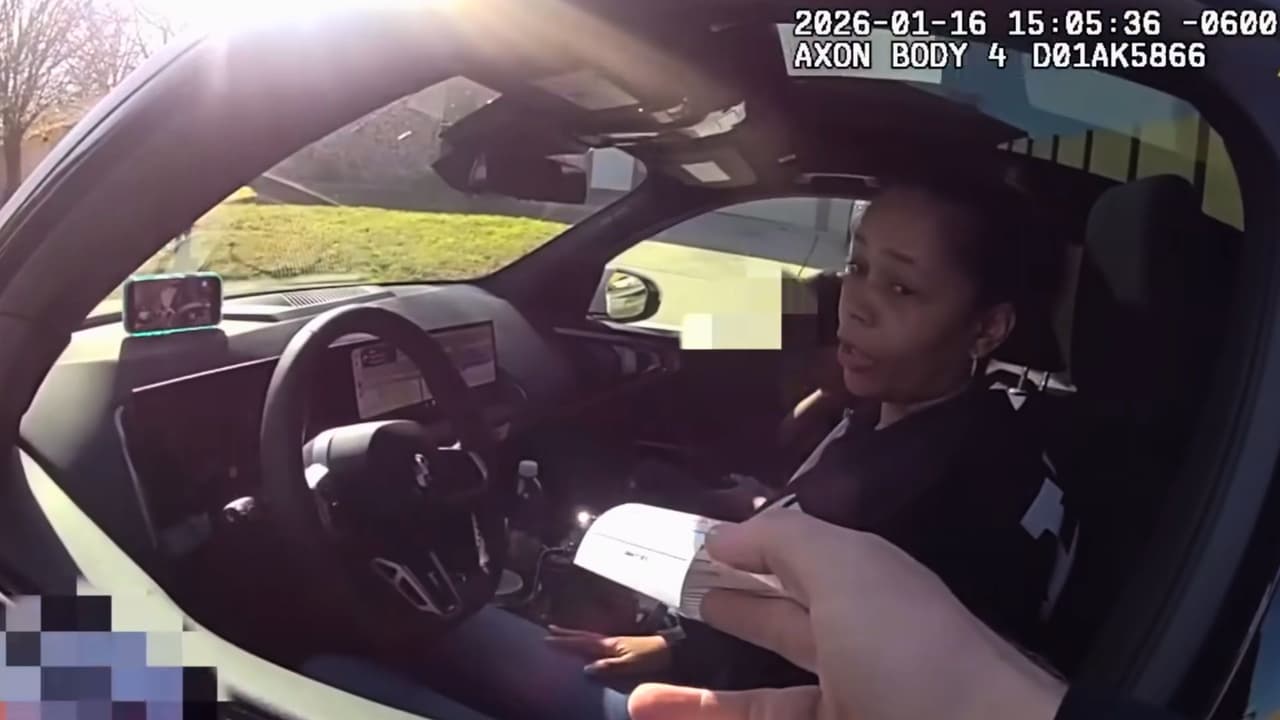 Momento en que el oficial entrega la citación a Taneisha Thompson.