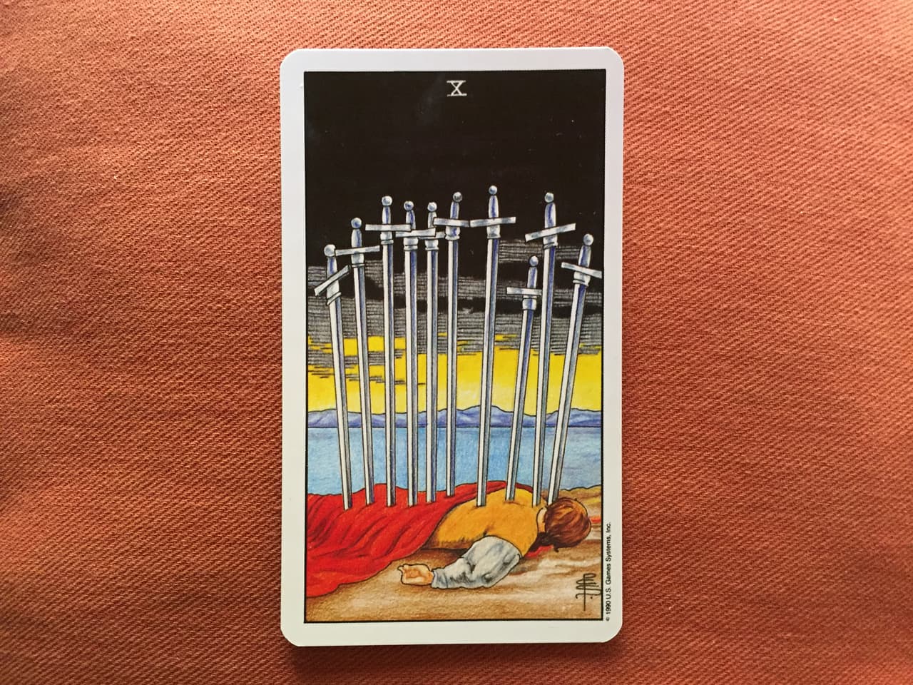 También la carta se asocia con una traición, con alguien que literalmente te clavará no el puñal sino una decena de espadas en la espalda y que probablemente no veías venir ni anticipar. Además, podría ser alguien de tu confianza, en cualquier ámbito: familiar, romántico o laboral.