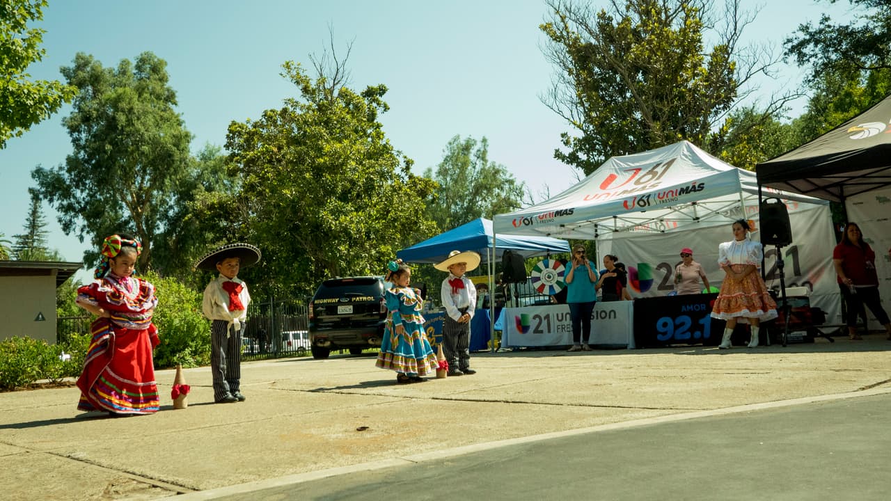 Familias del valle central visitaron los parques temáticos Playland y Storyland para disfrutar del Día de la Familia en Fresno.