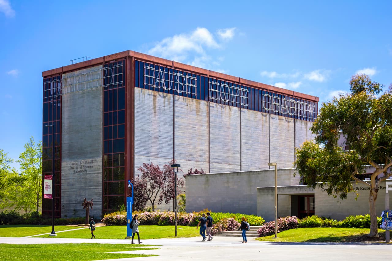 <b>University of California (San Francisco)</b>
<br>
<br>Posición: 15
<br>País: Estados Unidos
<br>Ciudad: San Francisco, California
<br>Puntuación global: 82.2
<br>
<br>Matrícula y gastos promedio por año:
<br>Residente del estado: $34,700
<br>Fuera del estado: $61,444