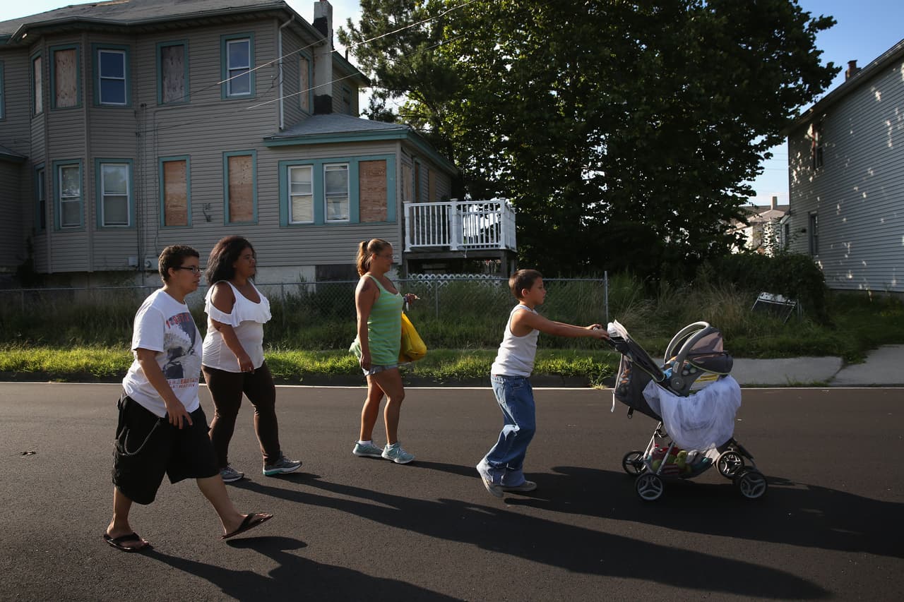 <a href="https://www.univision.com/noticias/salud-mental/depresion-y-ansiedad-enfermedades-comunes-en-los-inmigrantes-hispanos">Estudios previos</a> sugieren que
<b> el temor, la ansiedad o la depresión de un padre pueden extenderse y afectar a toda la familia, especialmente a los adolescentes</b>, según los investigadores.