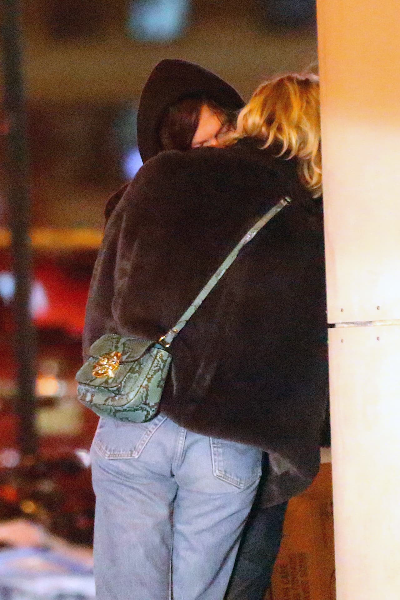 Y para muestra, estos tremendos besotes que se dieron frente a este edificio.