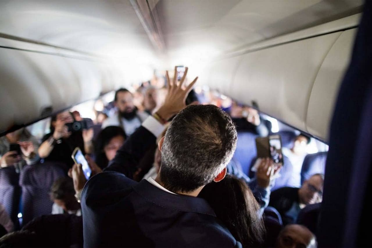 En un nuevo desafío a Nicolás Maduro, el líder opositor Juan Guaidó llegó a Venezuela y llamó a una movilización a nivel nacional para presionar al régimen chavista. "Hoy regresamos a nuestro país a movilizarnos junto al pueblo venezolano. Porque seguimos firmes y decididos a liberar nuestra tierra”, escribió Guaidó junto a esta fotografía que publicó en su cuenta de Instagram. Medios locales aseguran que el político arribó en un vuelo comercial procedente de Panamá.