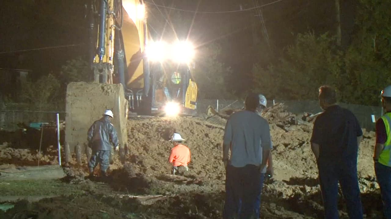 "Hemos estado lidiando con esto desde hace casi un año. En un comienzo teníamos un sumidero y llamamos a la compañía de agua. Ellos vinieron y comenzaron a hacer trabajos. Luego creo que contactaron a la oficina de control de inundaciones, pero no se hizo nada hasta que el problema empeoró", dijo Hughes a la cadena KTRK.