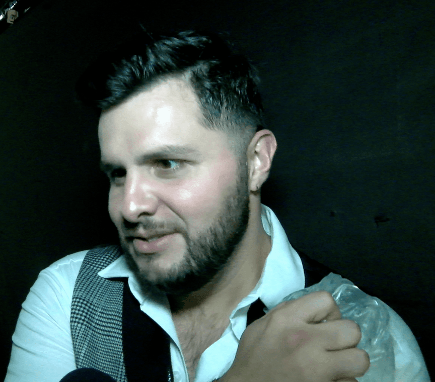 Al terminar de bailar, Paul fue a ver al paramédico que está en el foro: "Las cargadas son muy complicadas, ya me dolía el hombro derecho por la primer coreografía y en esta última cargué del otro lado y me lastimé. Siento como piquetitos, pero nada que me impida bailar", dijo a Univision Entretenimiento.