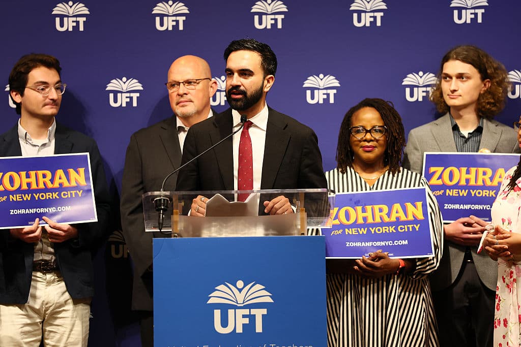 El apoyo de Espaillat también señala el continuo abandono de los partidarios del ex gobernador Andrew Cuomo, quien compite como independiente y se ubica segundo en las encuestas con un 25% de apoyo. El alcalde Adams, también postulado como independiente, solo registra un 11% de intención de voto.