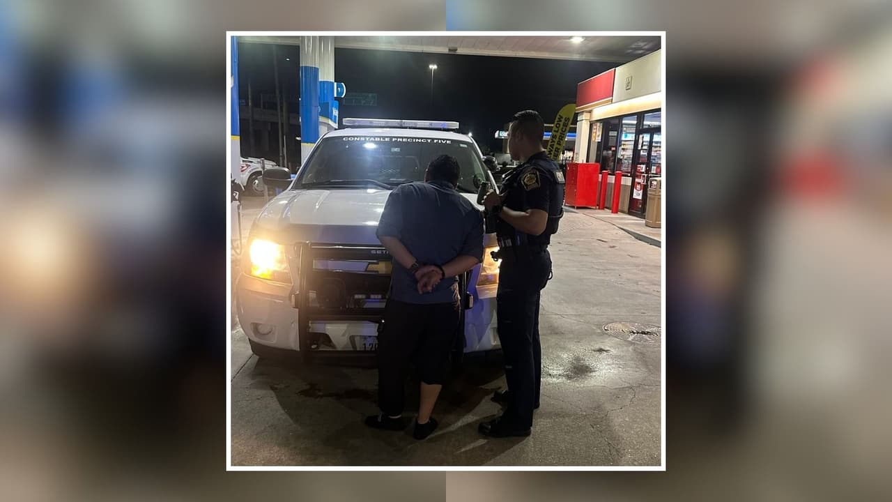 Arrestan al sospechoso de chocar contra el auto de su esposa tras una discusión en Houston