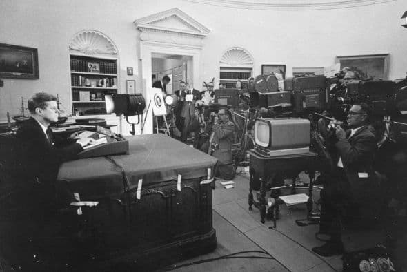 El presidente Kennedy anunció a la nación americana sobre el bloqueo estratégico y amenazó a los soviéticos con fuertes sanciones y medidas.