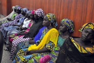 Las 63 mujeres y niñas secuestradas por extremistas islámicos en Nigeria consiguieron escapar, según autoridades.