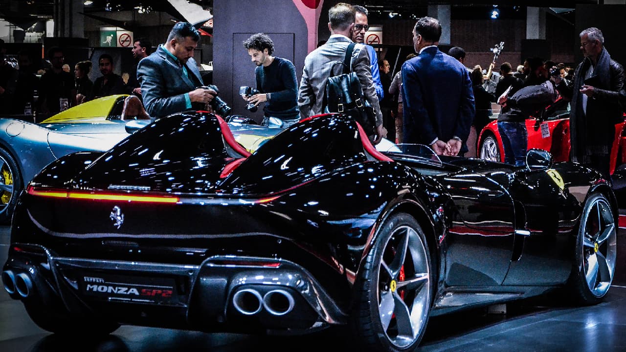 Zlatan tendría que poseer un auto a la altura: potente, elegante y soberbio. Se trata de un Ferrari Monza SP2 color negro.