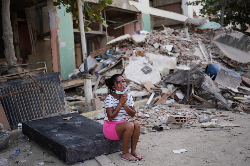 Una mujer llora junto a edificios dañados tres días después del terremoto que azotó La Guaira, Venezuela, el sábado 27 de junio de 2026. (Foto AP/Matias Delacroix)
