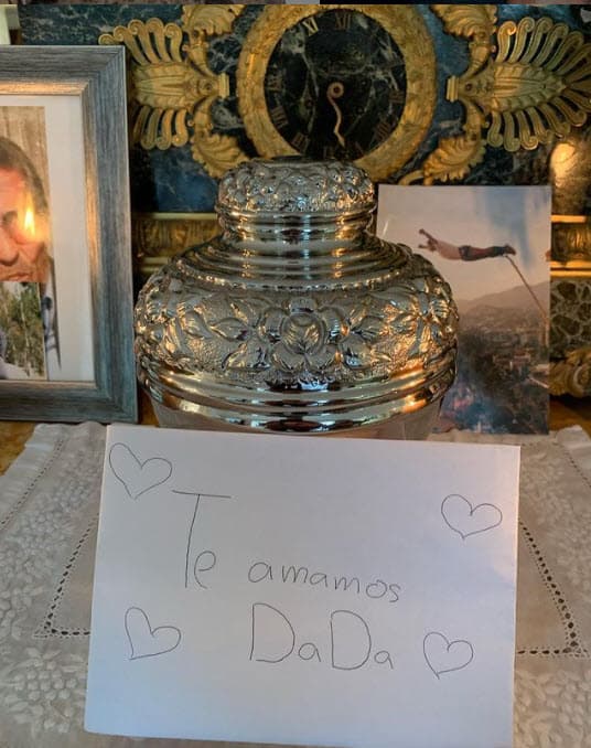 "
<b><a href="https://www.univision.com/famosos/familia-empresario-jaime-camil-reaccion-muerte" target="_blank">Era el líder de nuestra familia</a></b>, de la manada, de la tribu", agregó con una ligera sonrisa. 
<br>