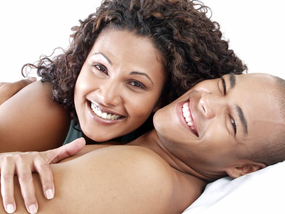 Tanto Géminis como Leo son muy aventureros y versátiles. Para conseguir darle mucho placer a su compañero de cama, estarán dispuestos a probar todo lo que les pongan enfrente. Junto a un Géminis, ni Leo u otro signo se van a aburrir en la cama. Aunque al final los continuos cambios de opinión y rumbo de Géminis pueden afectar a un Leo más decidido y controlador.