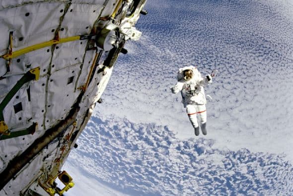En 1994 el astronauta Mark Lee puso a prueba un nuevo dispositivo de propulsión espacial, el Simplified Aid for EVA Rescue (SAFER), pensado para el rescate de los astronautas en caso de emergencia. En la imagen aparece Lee impulsándose a varios metros del Discovery sobrevolando la Tierra a unos 200 kilómetros de altura.