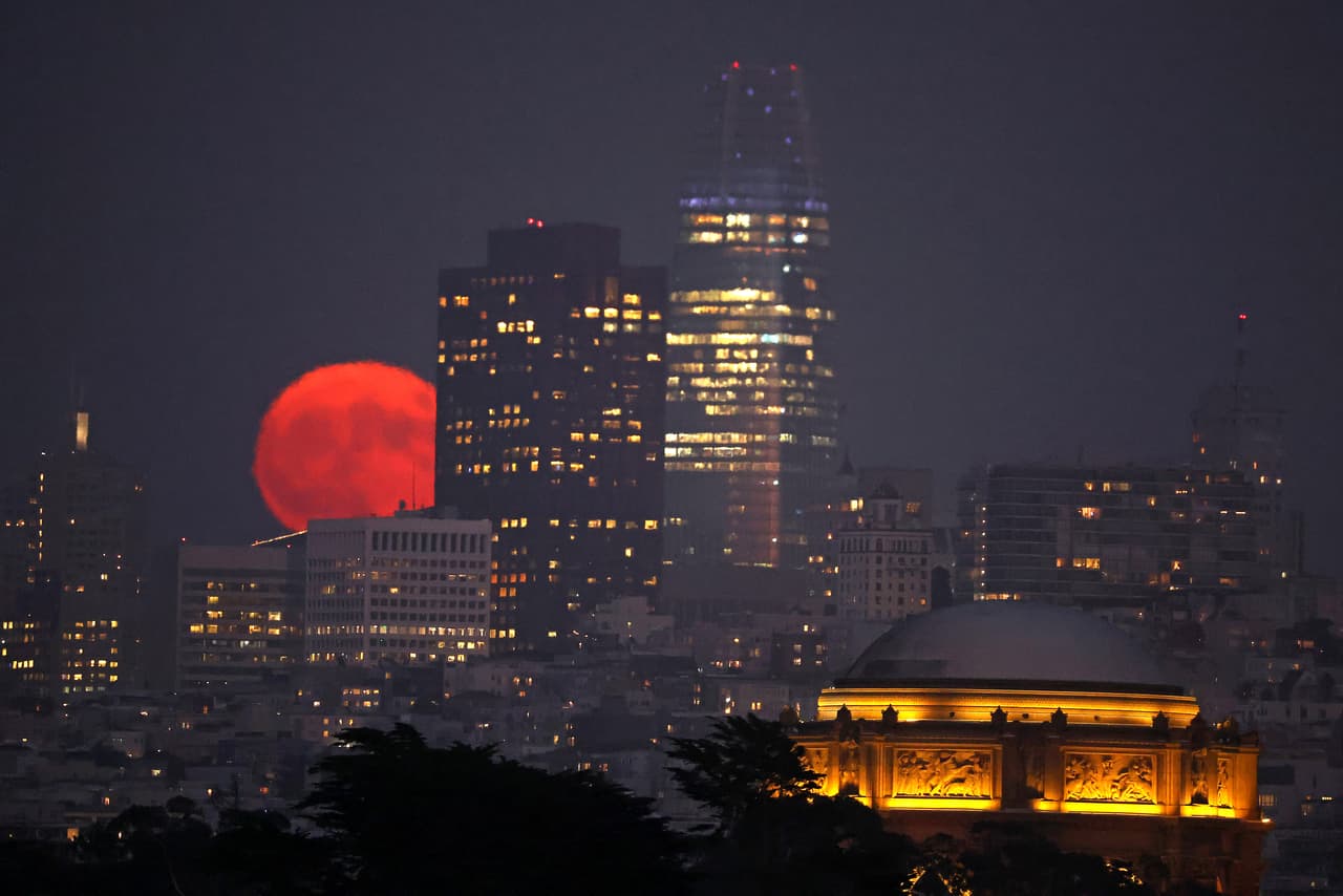 Los amantes de la astronomía pudieron disfrutar de una rara vista el 30 de agosto en San Francisco: una luna azul llena que se elevó detrás del horizonte.