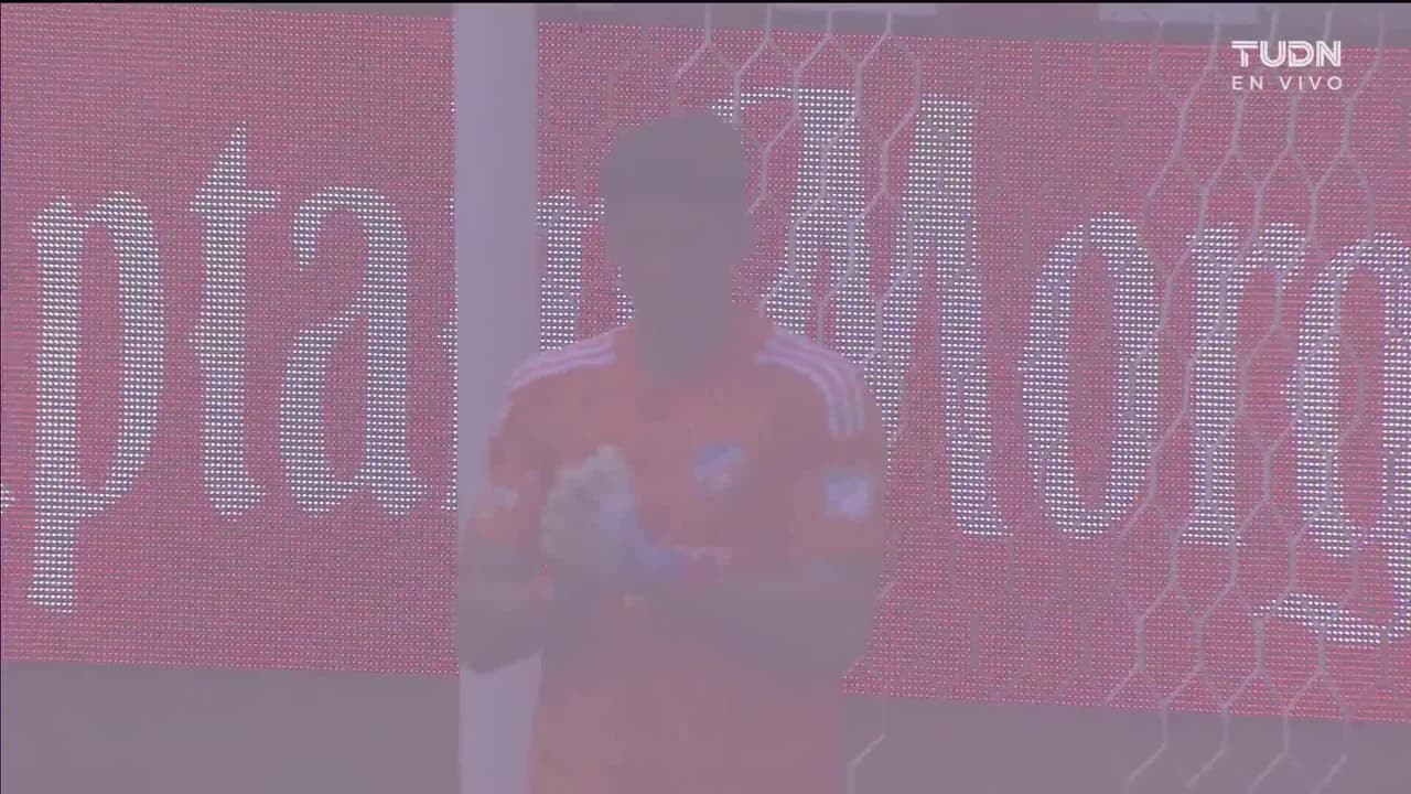 Arranca el partido y la pelota está en juego.