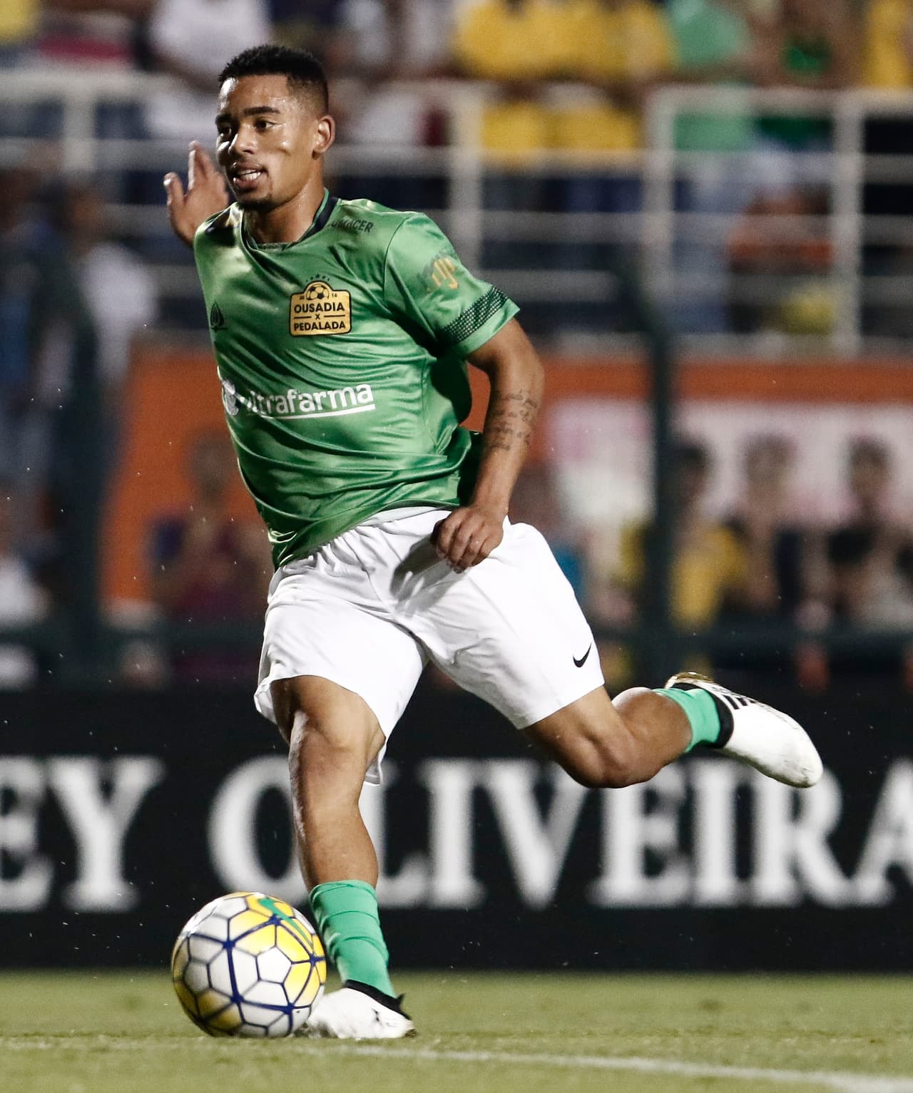 Las gradas corearon el ya célebre cántico "Vamos, vamos, Chape" y en uno de los fondos del estadio había una gran pancarta que rezaba: "El Pacaembu también siente tu dolor".