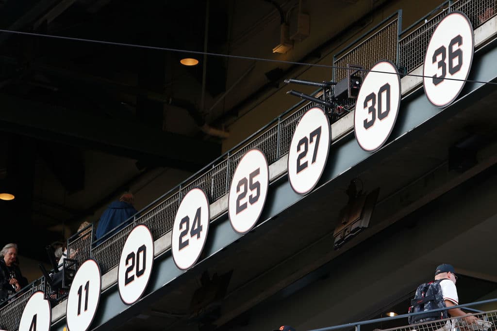 Al lado del 25 de Bonds, retirados otros números de grandes figuras de la franquicia como el gran Willie Mays (24), Juan Marichal (27) y Willie McCovey (44), entre otras leyedas.