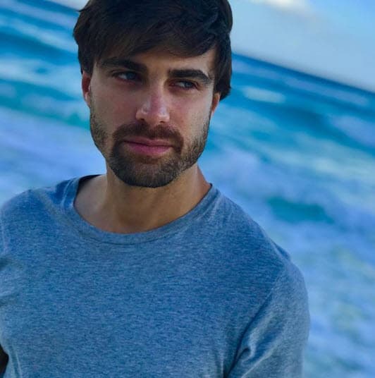 "¿Cómo es la vida? Sin fuerza, relajado y en eso estamos, ya lo saben, ya han visto las fotos, así estamos y con mucho cuidado, son momentos de precaución, de construir”, añadió.