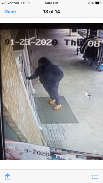 Las autoridades dijeron que el sospechoso llega armado a los lugares, ordena a los empleados que abran la caja fuerte y se llevan el dinero.