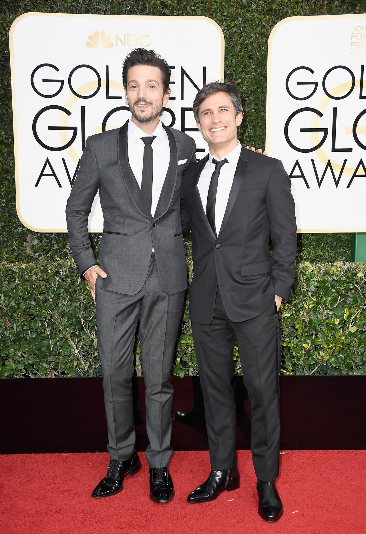Los mexicanos Diego Luna y Gael García en los Globos de Oro. Gael está nominado a Mejor actor en una serie de TV de comedia o musical.