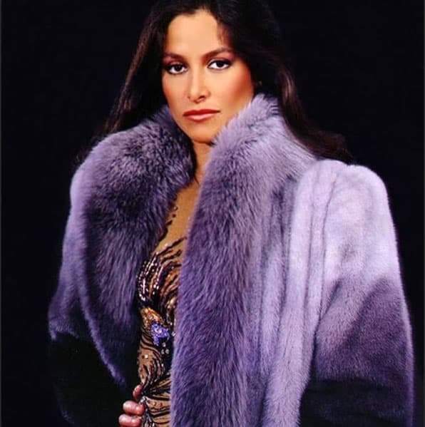 Debutó como actriz en la obra 'Contigo pan y cebolla', y más adelante inició estudios en teatro y canto en México y en Los Ángeles.